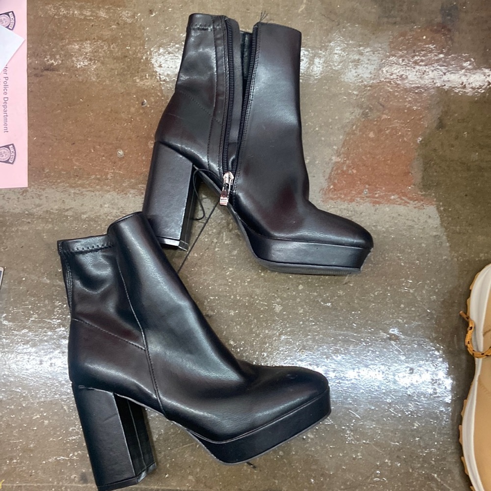 NWOT GIRL MIA BLACK FAUX LEATHER ANKLE boots with 3.5 in heel with zippers